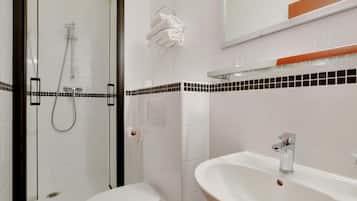 Habitación doble | Baño | Regadera, amenidades de baño gratuitas, secadora de cabello, toallas