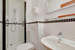 Double Room | Bathroom | Shower, free toiletries, hair dryer, towels
