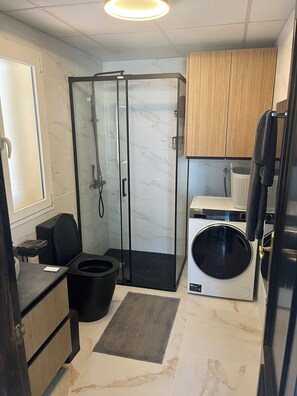 Douche, sèche-cheveux, serviettes fournies, papier toilette