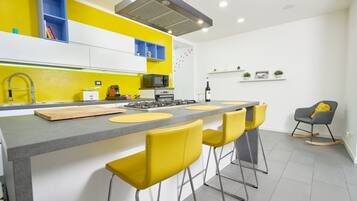 KĂŒhlschrank, Mikrowelle, Ofen, Herdplatte