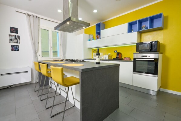 Micro-ondes, four, plaque de cuisson, lave-vaisselle