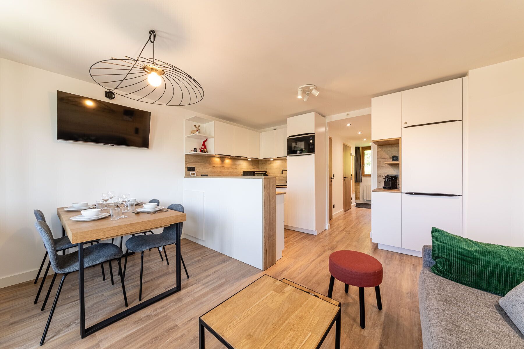 Een moderne keuken met witte kasten, een houten eiland en een ingebouwde magnetron.