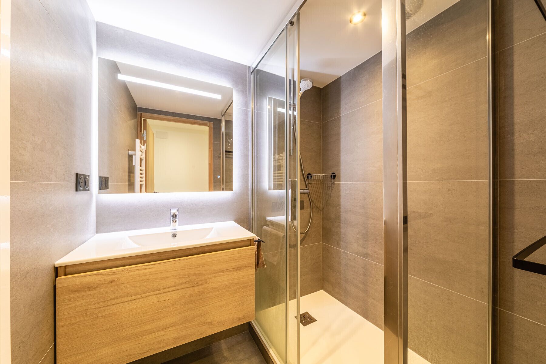 Douche, sèche-cheveux, serviettes fournies