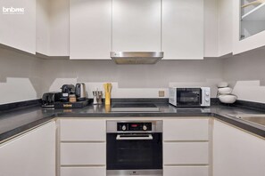 ثلاجة، ميكروويف، فرن، موقد طهي مسطح