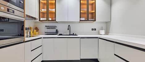 Køleskab, mikrobølgeovn, ovn, kogeplade