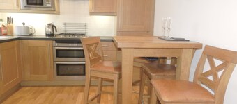 River Cottage Arundel, unique riverside views, just steps from the historic town