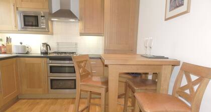 River Cottage Arundel, unique riverside views, just steps from the historic town