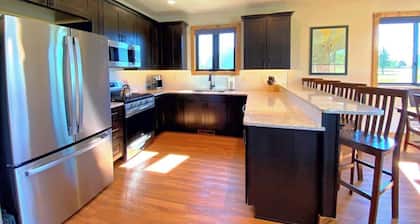 HuckleBeary Hideaway- Mountain Views- Hot Tub