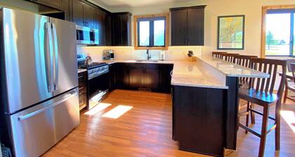 HuckleBeary Hideaway- 4 Bed/2Bath Mountain Home with Hot Tub and Spectacular Mountain Views