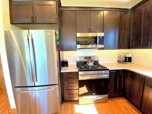 Refrigerador, microondas, horno y parrilla de estufa