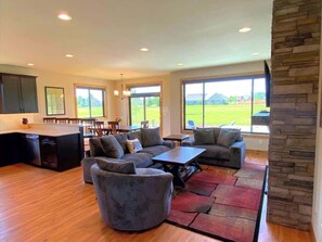 Smart TV, fireplace, offices - HuckleBeary Hideaway- Mountain Views- Hot Tub (Red Lodge)