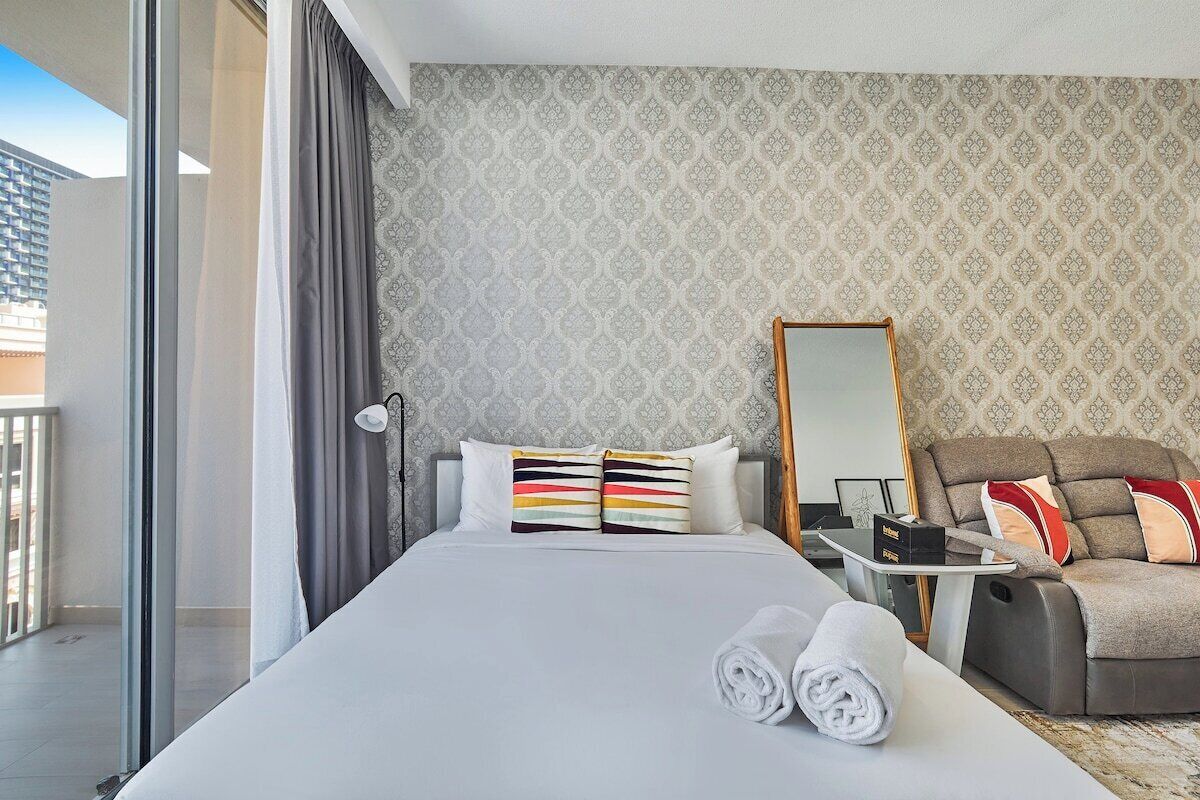 Een strijkplank/strijkijzer, wifi, beddengoed