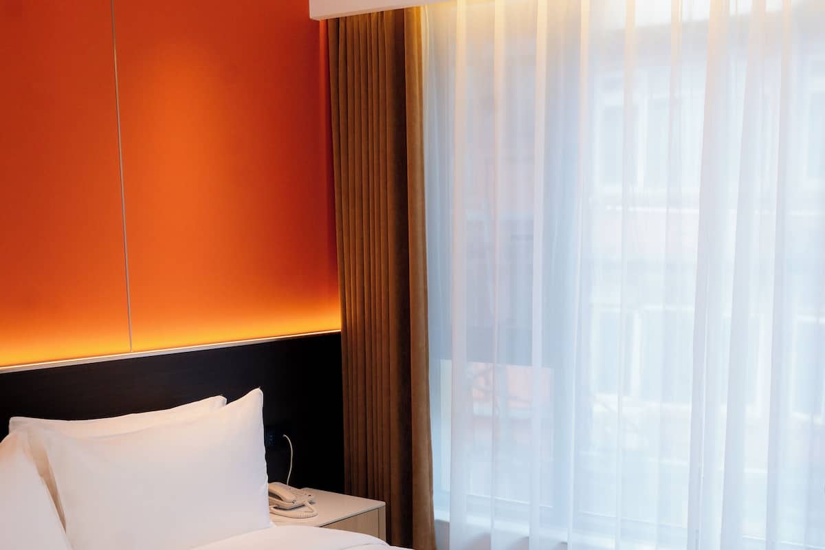 Ropa de cama de alta calidad y tabla de planchar con plancha