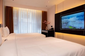 Deluxe Twin Room | Iron/ironing board