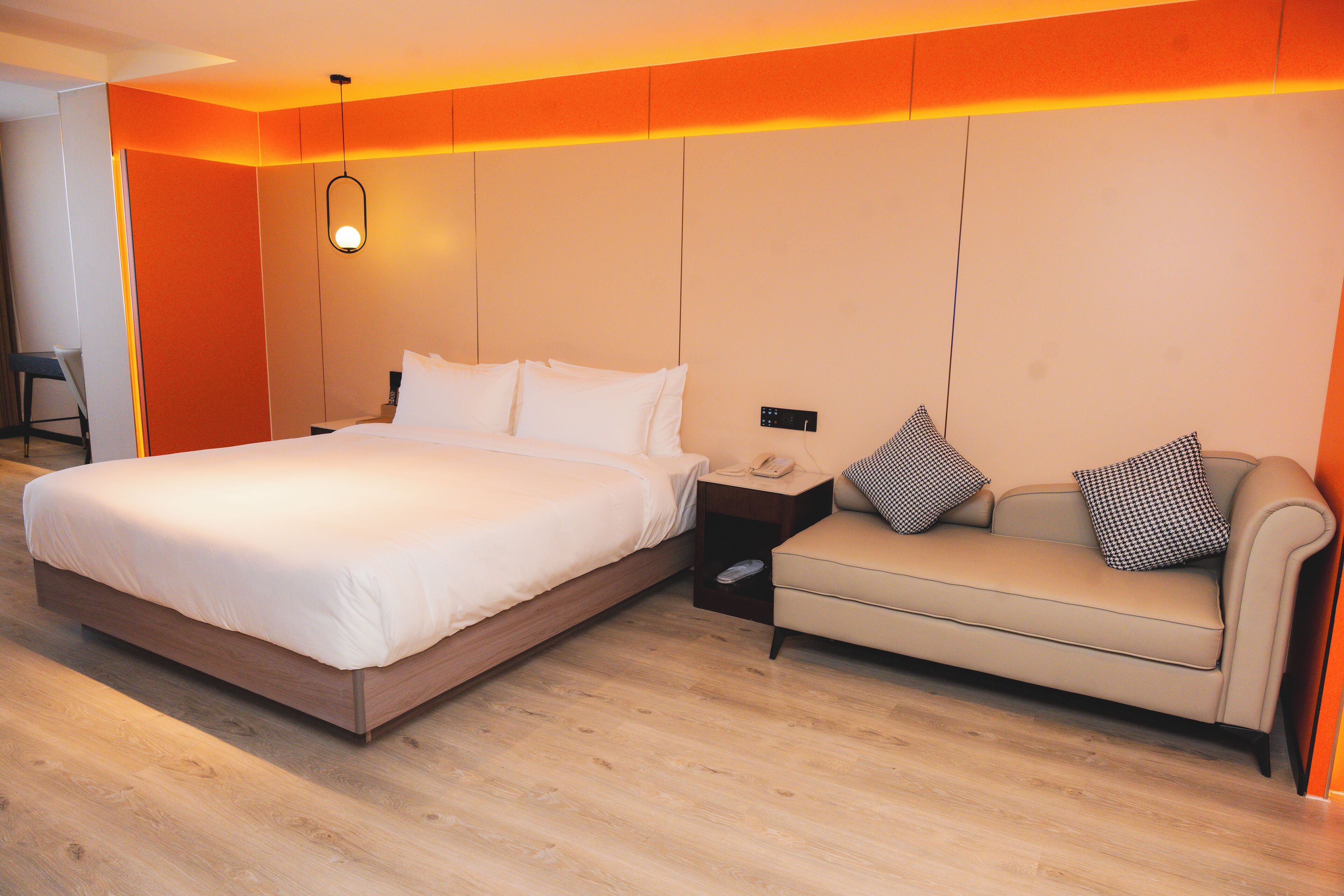 Juniorsvit - 1 kingsize-säng - icke-rökare | Sängtillbehör av högsta kvalitet, ljudisolering och strykjärn/strykbräda