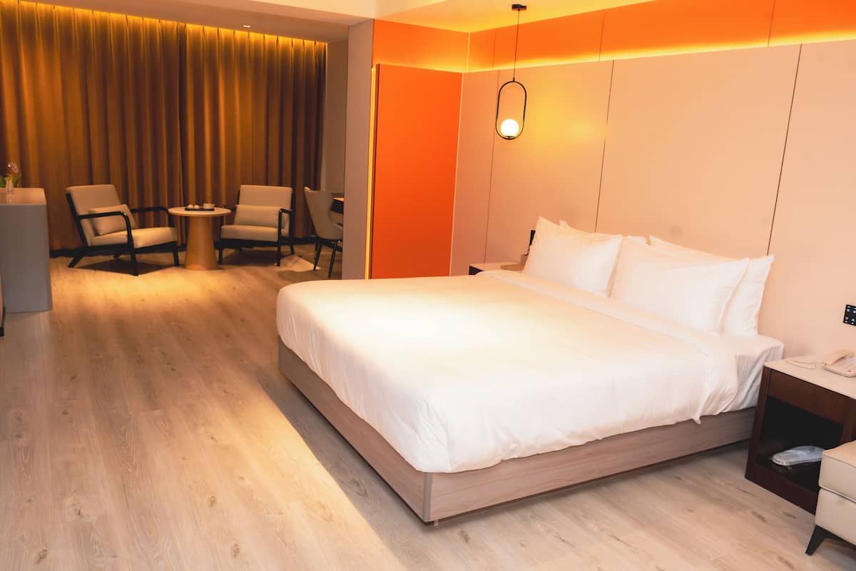 Ropa de cama de alta calidad y tabla de planchar con plancha