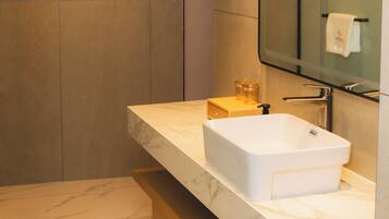 Family Suite | Bathroom | Shower, hair dryer, slippers, towels