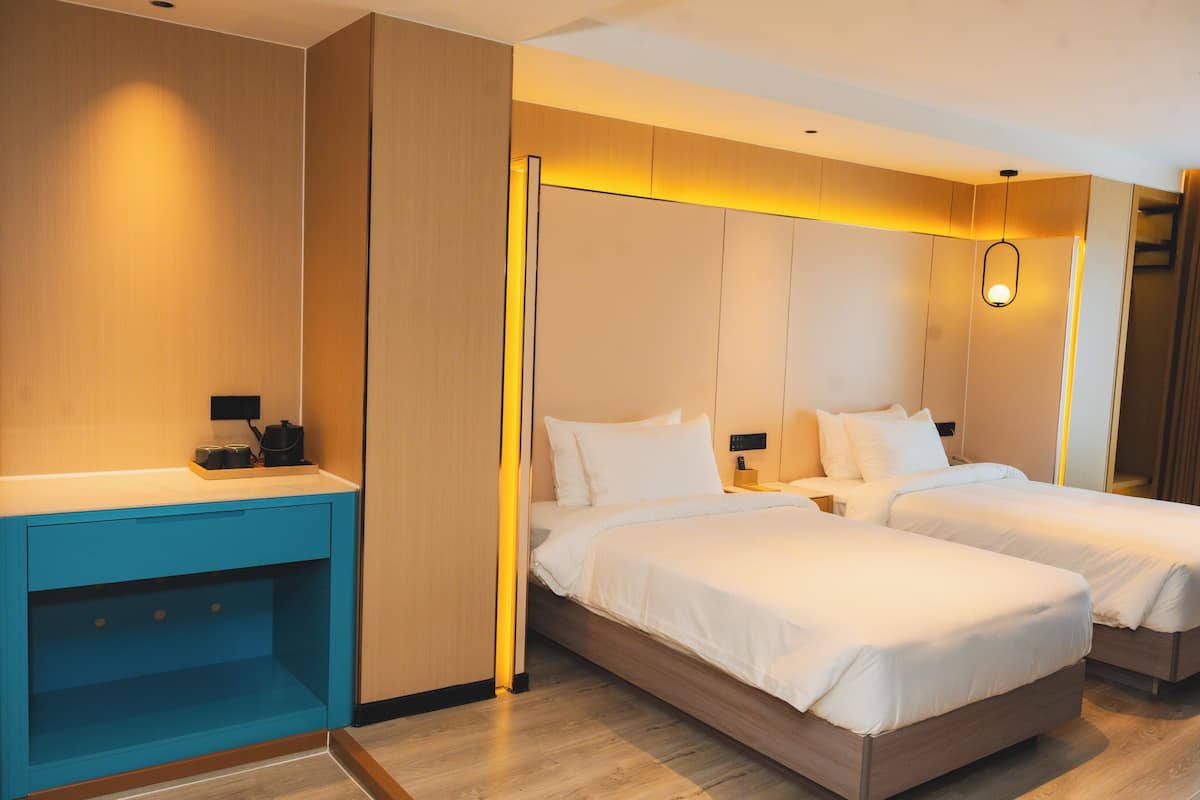 Kahden hengen superior-huone (kaksi sänkyä) | Ylelliset vuodevaatteet, äänieristys, silitysrauta/-lauta, vuodevaatteet