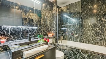 SĂšche-cheveux, serviettes fournies