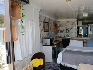 Een strijkplank/strijkijzer, wifi, beddengoed