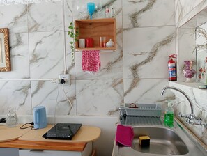 Een microgolfoven, een kookplaat