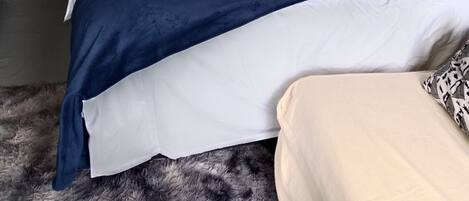 Tabla de planchar con plancha, wifi y ropa de cama