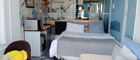 Iron/ironing board, WiFi, bed sheets
