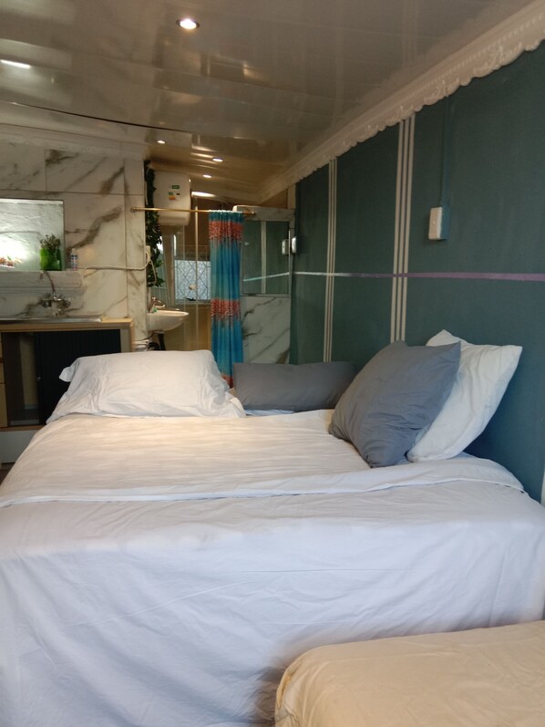 Iron/ironing board, WiFi, bed sheets