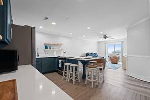 Frigorifero, microonde, forno, piano cottura