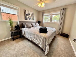 3 bedrooms, WiFi, bed sheets - Desert Oasis - 3BR/2BA - Serene Setting (Lubbock)