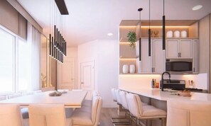 Eine moderne Küche mit Kochinsel, Sitzgelegenheit an der Bar und Pendelleuchten.