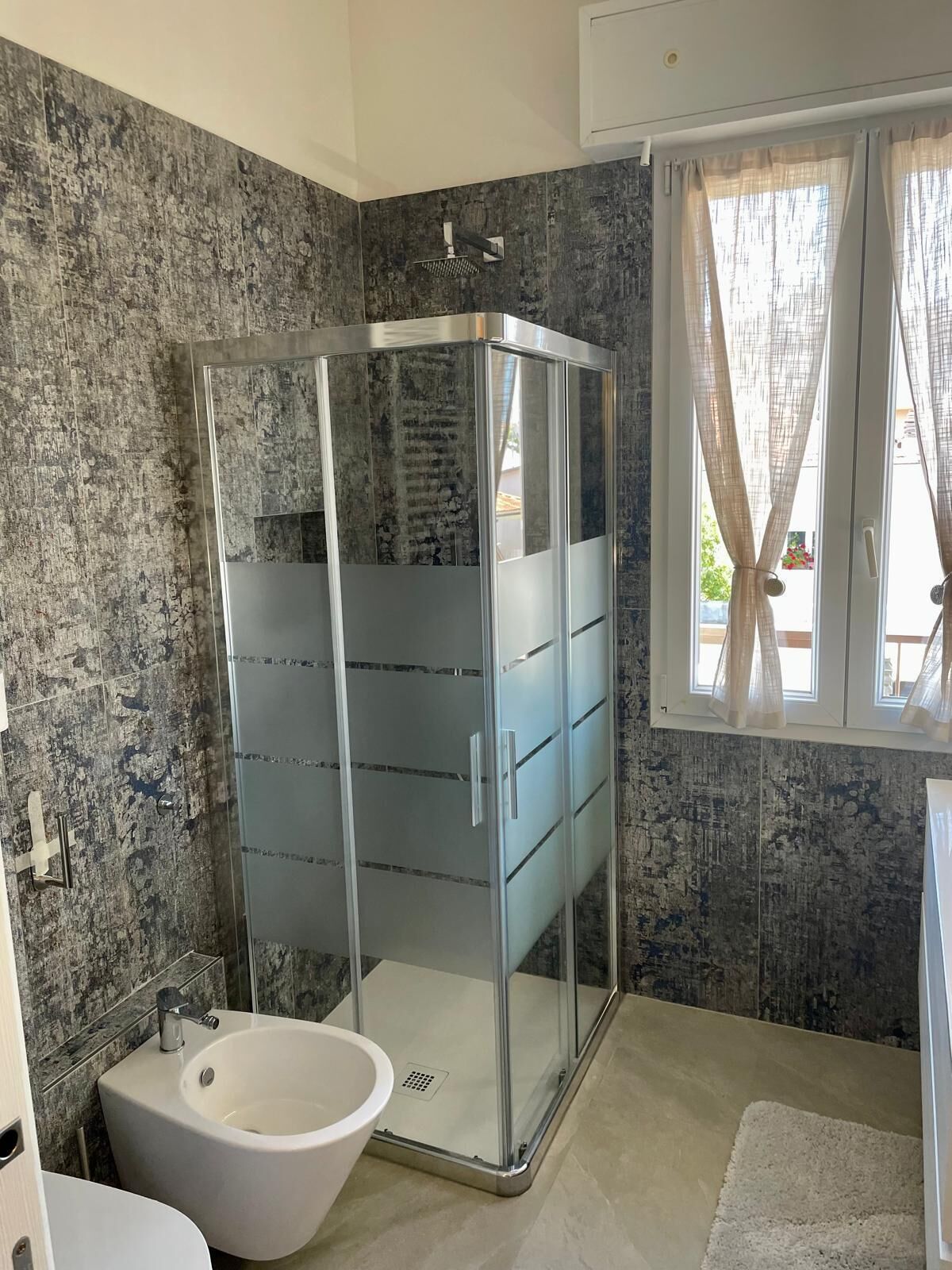 Haartrockner, Handtücher, Seife, Toilettenpapier