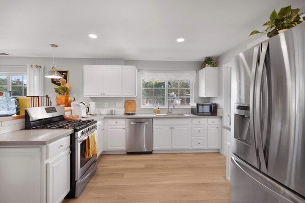 Refrigerador, microondas, horno y parrilla de estufa 