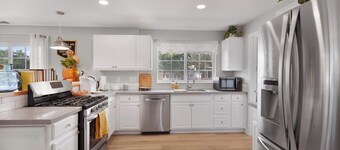 Hot Tub, Fire Pit, Pet Friendly, Walk to Bell St