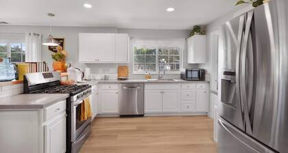 Hot Tub, Fire Pit, Pet Friendly, Walk to Bell St