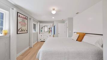 3 bedrooms, desk, iron/ironing board, travel crib