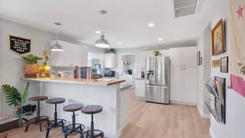 Kylskåp, mikrovågsugn, ugn och spishäll