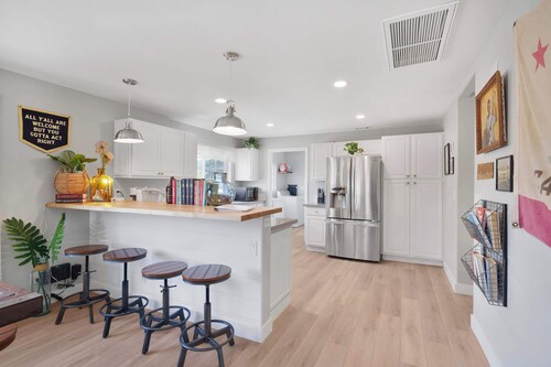 Hot Tub, Fire Pit, Pet Friendly, Walk to Bell St