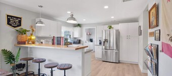 Hot Tub, Fire Pit, Pet Friendly, Walk to Bell St