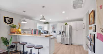 Hot Tub, Fire Pit, Pet Friendly, Walk to Bell St