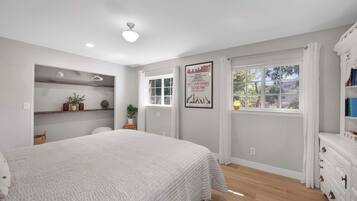 3 sovrum, skrivbord, strykjärn/strykbräda och resesäng