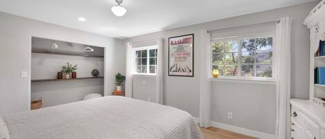 3 habitaciones, escritorio y tabla de planchar con plancha