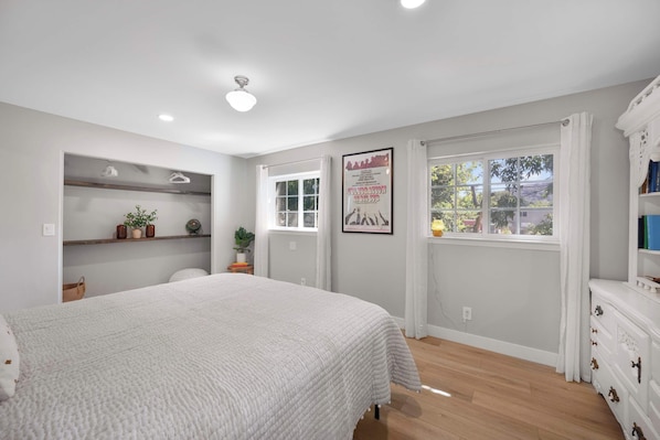 3 chambres, bureau, fer et planche à repasser, lit parapluie