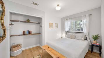 3 bedrooms, desk, iron/ironing board, travel crib