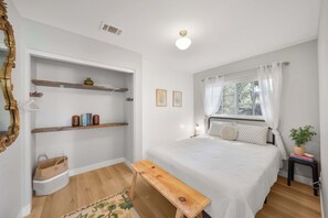 3 habitaciones, escritorio y tabla de planchar con plancha 