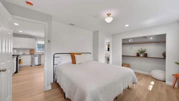 3 habitaciones, escritorio y tabla de planchar con plancha