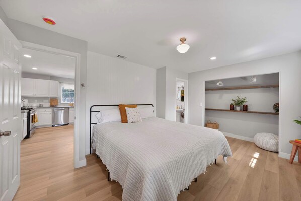 3 bedrooms, desk, iron/ironing board, travel crib