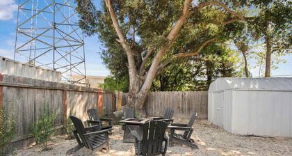 Hot Tub, Fire Pit, Pet-Friendly, Walk to Bell St.