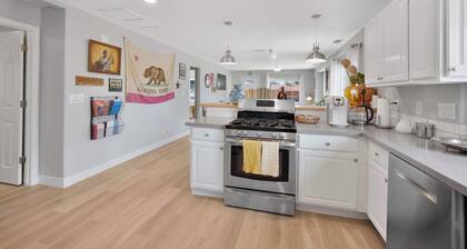 Hot Tub, Fire Pit, Pet Friendly, Walk to Bell St