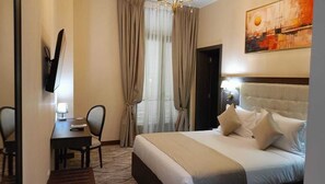 ห้องดีลักซ์ซิงเกิล, ระเบียง, วิวเมือง | ตู้นิรภัยในห้องพัก, โต๊ะทำงาน, พื้นที่ทำงานแบบใช้แล็ปท็อป, ผ้าม่านกันแสง